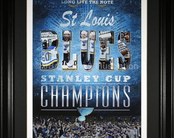 Pode incluir: Um pôster emoldurado que celebra o Campeonato da Copa Stanley dos St. Louis Blues em 2019. O pôster apresenta um esquema de cores azul e branco com o logotipo da equipe e as palavras "Long Live the Note" e "Stanley Cup Champions".
