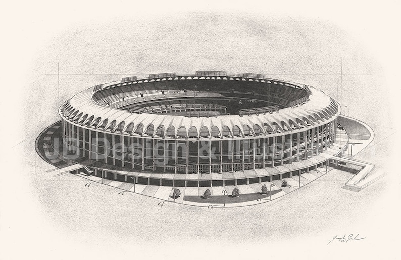 Puede incluir: Un dibujo a l&aacute;piz en blanco y negro de un gran estadio con una zona de asientos circular y un campo en el centro. El estadio tiene una serie de arcos y columnas alrededor de la zona de asientos.