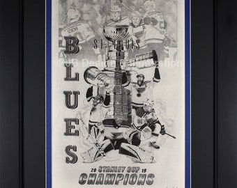 Pode incluir: Um desenho a lápis preto e branco do time de hóquei do St. Louis Blues comemorando seu Campeonato da Copa Stanley de 2019. Os jogadores estão segurando o troféu da Copa Stanley e estão cercados de confete. O texto "St. Louis Blues 2019 Stanley Cup Champions" está escrito em negrito na parte inferior do desenho.