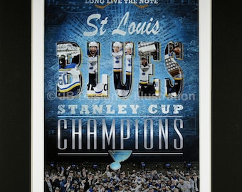 Pode incluir: Um cartaz azul e branco com as palavras "St. Louis Blues Stanley Cup Champions" em letras grandes e em negrito. As letras são formadas por imagens dos jogadores de hóquei dos St. Louis Blues. O cartaz tem um fundo de notas musicais e as palavras "Long Live The Note" no topo.