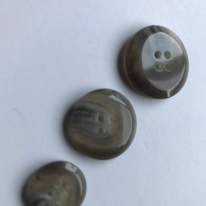 Gris claro biselado borde redondo espalda 4 agujeros moteados abrigo y traje botones, Lote de 6 botones 3 tamaños disponibles.