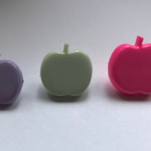 Guziki Apple - 3 różne kolory: różowy, zielony i fioletowy - Guzik z trzonkiem - Zestaw 10 sztuk - Wybierz kolor podczas realizacji transakcji.