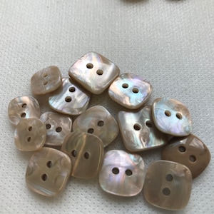 Beige (Abalone Farbe) Regenbogen Knöpfe, quadratische Knöpfe, Lot von 6, 4 Größen, 2 Löcher, schillernde Knöpfe. Schöne Handarbeit.