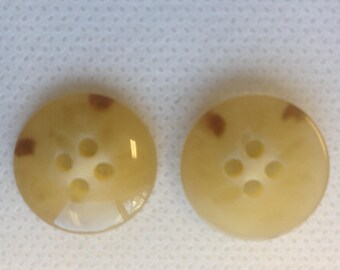 Beige knoppen, medium knoppen, 11/16" (17mm) Lot van 6. Middelgroot. 4-gats knoppen.