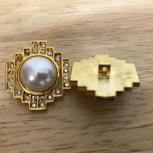 2 Knöpfe mit Perlmutt Look in der Mitte ( 2,5cm x 4,1cm) im eckigen Look aus den 50er Jahren