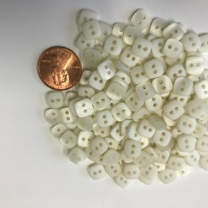 Guzik do koszuli z kwadratowymi perłami, bardzo mały, 3/8" (8,6 mm), satynowa perła, 2 otwory, partia 25 sztuk - 100 - 500 - Wybierz przy kasie