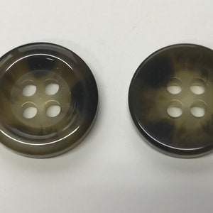 Zielony guzik, szeroka rant, 4 otwory, płaski tył. Rozmiar 5/8" (15 mm) Guzik - ciemnozielony Guzik do spodni Wyprodukowano we Włoszech, wybierz ilość przy kasie