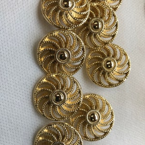 Gold buttons pinwheel design  shank  back metal  buttons.  4 Sizes available 5/8&quot; -  7/8 -  1&quot; - 1 1/8&quot; -  Lot of 6 buttons. Italian .