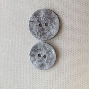 BOTONES GRISES, &quot;Aspecto de peltre&quot;, 2 agujeros, Lote de 6, Hay tallas únicas disponibles. Mediano a 7/8 pulg. (20 mm)