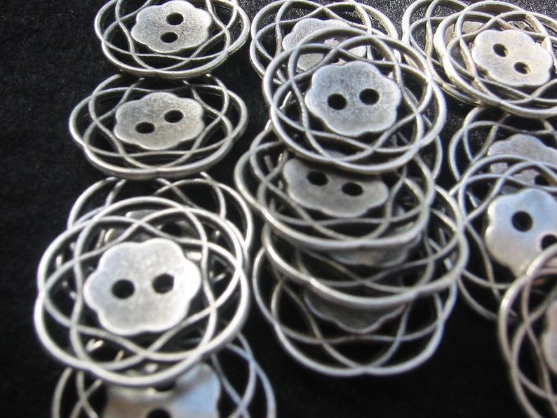 Ant Silver Button. Lot of 6 pick size Metal filagree design available in 3 sizes. imagem 7