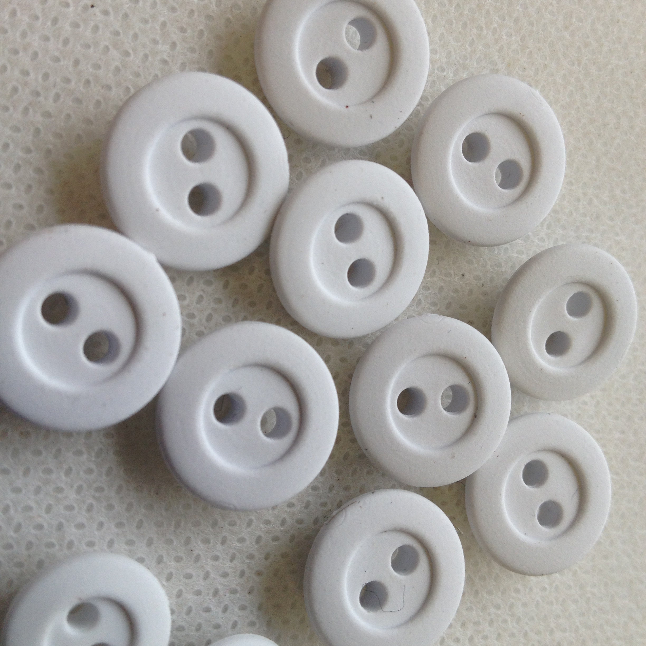 lot of 50pcs 14mm 2 holes Rubber Rugby shirt buttons, White suitable sport  shirt