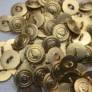 Satijn Goud schacht Knop. Midden- en randontwerp. Maat 5/8 &quot;(15.4mm) Lot van 6 knoppen. Satijnen afwerking. schacht terug.
