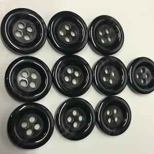 Ciemnobrązowy guzik, szeroka obręcz, 4 otwory, płaski tył. Rozmiar 5/8" (15 mm) - Ciemnobrązowy, wyprodukowano we Włoszech, wybierz ilość przy kasie.