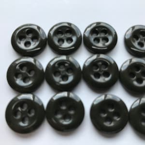 Guzik oliwkowy, guziki ciemnooliwkowe, 4 dziurki, partia 20 -60 - 100 -1000 guzików - wewnętrznie kolorowe - 9/16" (13,8 mm). Wybierz ilość przy kasie