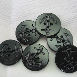 以下が含まれることがあります： 黒色の丸いボタン6個。錨のデザインが施されています。ボタンは光沢があり、錨のロープや爪など、詳細な錨のモチーフが特徴です。縫製や手芸プロジェクトに適しています。