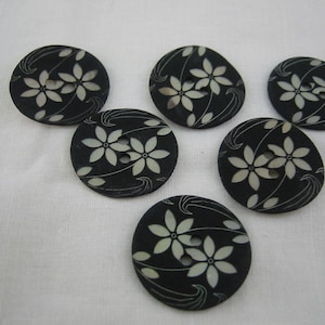 Flower Button design,( real shell buttons) Lot  size is 6 pieces. Buttons are real shell  3 Sizes 7/8&quot; (22mm)  13/16&quot; , 5/8&quot; in diameter.