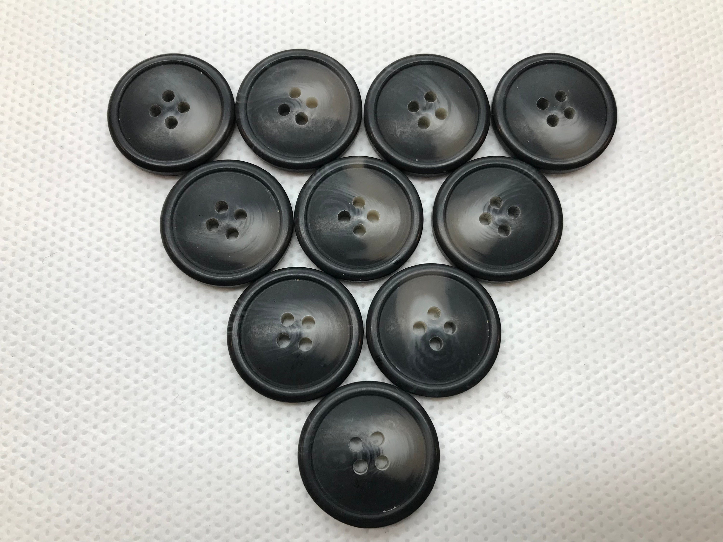 Classic 4-Holes Gradient Coat Buttons - China Fashion Brown-Black Round  Resin Buttons and Resin Button price