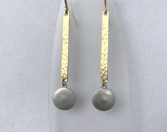 Pendiente colgante de plata y oro mate con signo de exclamación