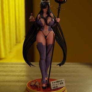 Puede incluir: Figura detallada de un personaje femenino con largo cabello negro, vestida con un atuendo púrpura y sosteniendo un bastón. La figura tiene orejas de elfo y una corona. Un pequeño letrero con texto japonés está en la base.