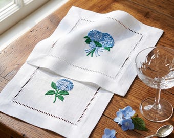 Blaue Hortensien gestickte Cocktailservietten 4er-Set | Weiß Hohlsaum Leinen Servietten | Frühlingsbrunch Gastgeschenk