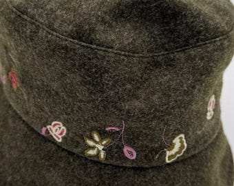 Vintage Villager Liz Clairborne Green Wool Hat w/ Embroidered Flowers