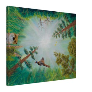 Op de afbeelding: Een vierkante canvas print die een bosscène van een lage hoek toont. Een vos piept van links, terwijl een fazant door het midden vliegt. Het kunstwerk toont groene bladeren, hoge bomen en een heldere, zonnige hemel.