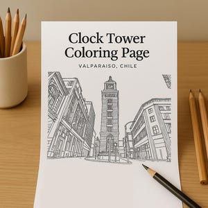 Puede incluir: Una página para colorear con un dibujo lineal detallado de la Torre del Reloj en Valparaíso, Chile. La página está acompañada de un lápiz, una taza de lápices y varios otros lápices. El texto "Clock Tower Coloring Page" está en la parte superior.