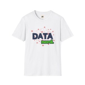 Puede incluir: Una camiseta blanca de manga corta con un estampado gráfico en el pecho. El diseño incluye una red de puntos y líneas rosas interconectados detrás del texto azul oscuro DATA y el texto verde nerd. con un punto al final.