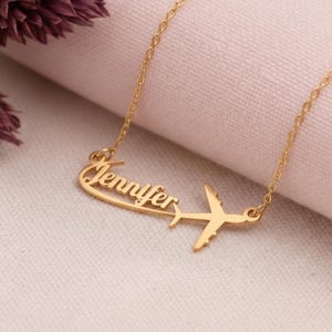 Flygplanshalsband i 14 karat guld | Liten flygplansberlock | Personlig namnskylt | Resegåva | Jetsetter-smycken | Graverad namnberlock