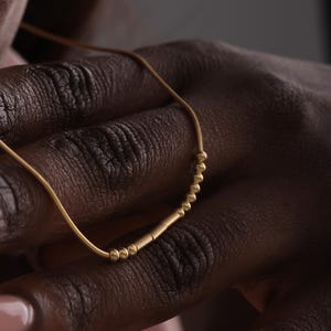 Halsband i 14 karat guld med morsekod | Personlig gåva med dolt meddelande