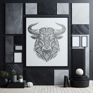 Puede incluir: Una impresión artística en blanco y negro enmarcada de una cabeza de toro con patrones intrincados. La obra de arte se exhibe en una pared oscura con varios paneles decorativos rectangulares grises y negros. Un tema de decoración minimalista.