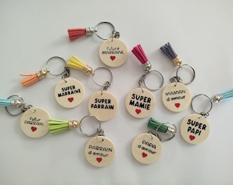 Portachiavi rotondo in legno – Personalizzabile con testo e pompon colorato