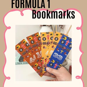 Könnte beinhalten: Ein Set aus vier rechteckigen Lesezeichen mit Formel-1-Motiven, darunter Abbildungen von Rennhelmen, Reifen, Trophäen und Fahrern. Die Lesezeichen sind in Braun-, Orange- und Blautönen gehalten und zeigen die Zahlen 44, 1, 48 und 33.