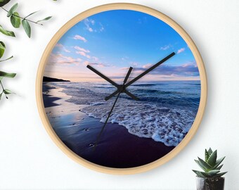 Reloj de pared con olas del océano / Fotografía costera / Decoración playera con marco de madera natural
