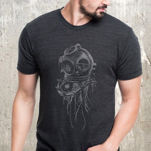Men&#39;s Ocean Diving Jellyfish Graphic Tee - Tri-Blend Black Short Sleeve Shirt with Vintage Scuba Helmet - Jellyfish in Dive Helmet Design