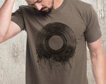 Vinyl Record Shirt for Men – Retro Music Lover T-Shirt | Record Player Graphic Tee | Gift for Musicians, Collectors & Vintage Music Fans