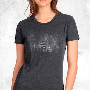 Carte des étoiles T-shirt femme - Étoiles et paysage de nuit - T-shirts graphiques pour femme - T-shirt astronomie femme