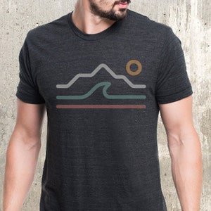 Mens Mountain Graphic Tee Mountain Waves Desert T-Shirt Mountain TShirt Männer Geschenk für Männer Camping Shirt Bild 1