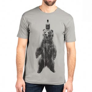Men&#39;s Whiskey Bear Graphic T-Shirt - Screen Printed Light Grey Tee Shirt