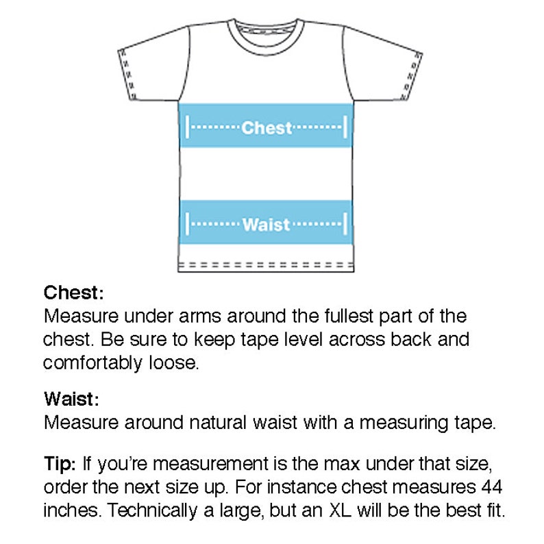 Pu&ograve; includere: Diagramma che mostra come misurare il petto e la vita per una t-shirt. Il diagramma mostra una t-shirt bianca con linee blu che indicano dove misurare. Il testo recita: "Pettorale: Misura sotto le braccia intorno alla parte pi&ugrave; piena del petto. Assicurati di mantenere il nastro a livello attraverso la schiena e comodamente allentato. Vita: Misura intorno alla vita naturale con un nastro da misura. Suggerimento: Se la tua misura &egrave; la massima sotto quella taglia, ordina la taglia successiva. Ad esempio, il petto misura 44 pollici. Tecnicamente una taglia grande, ma una XL sar&agrave; la migliore vestibilit&agrave;."