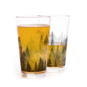 Vaso de pinta con diseño de bosque y nubes - Taza de pinta - Taza de cerveza - Cristalería de bosque - Regalo para amantes de la cerveza - Juego de dos vasos de naturaleza de 16 oz.