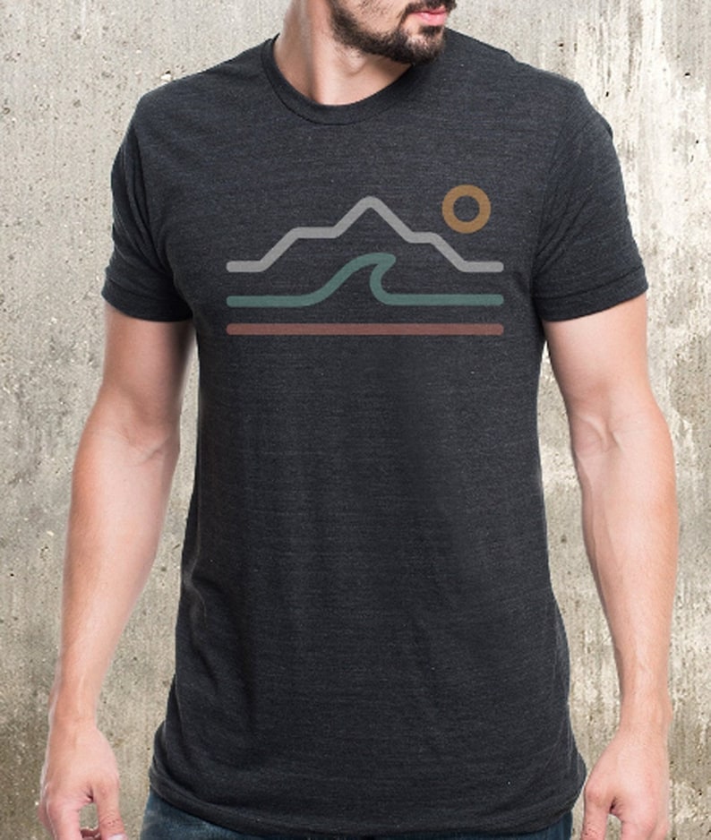 Mens Mountain Graphic Tee Mountain Waves Desert T-Shirt Mountain TShirt Männer Geschenk für Männer Camping Shirt Bild 1