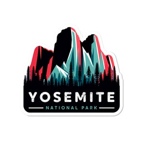 Puede incluir: Una pegatina con una silueta negra del icónico Half Dome del Parque Nacional de Yosemite y los árboles circundantes. Las montañas están coloreadas en tonos rojos, azules y verdes. El texto "Yosemite National Park" está impreso en blanco sobre un fondo negro.