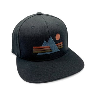 Men&#39;s Dark Mountain Adventure Baseball Cap: Fitted & Snapback Outdoor Camping Hat for Hiking Enthusiasts