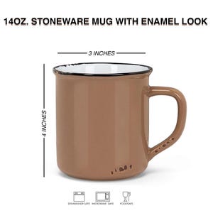 Op de afbeelding: Een 14-ounce steengoed mok met een bruine emaille look. De mok is 10 cm hoog en 7,5 cm breed. Hij is vaatwasmachinebestendig, magnetronbestendig en voedselveilig.