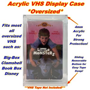 以下が含まれることがあります： 特大VHSテープ用の透明アクリルVHSディスプレイケース。ケースは、テープ交換が簡単なスライド式で取り外し可能な底面を備え、強力な保護のために4mmアクリル製です。 Big-Box、Clamshell、Book Box、DisneyのVHSテープに適しています。