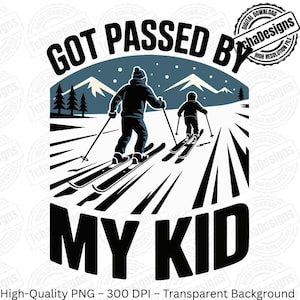 Op de afbeelding: Zwart-wit grafisch ontwerp met de tekst "GOT PASSED BY MY KID". Het toont een ouder en kind die skiën op een besneeuwde helling, met een winterlandschap met bergen en bomen op de achtergrond.