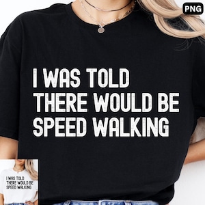 Könnte beinhalten: Ein schwarzes Kurzarm-T-Shirt mit dem weißen, abgenutzten Text "I WAS TOLD THERE WOULD BE SPEED WALKING" auf der Brust. Das Kleidungsstück hat einen Rundhalsausschnitt und ist in schlichtem Schwarz mit kräftiger, großgeschriebener Schrift gehalten.