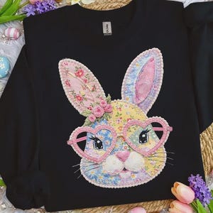 Blommig kaninlappverk PNG, trendig påsk PNG, blommig retro påsk PNG, Cottage Core Gingham-lappverk PNG, påsk vårlappverk PNG