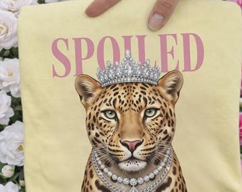 Leopardo mimado PNG, corona con joyas, diseño de sublimación de collar de diamantes (descarga digital)